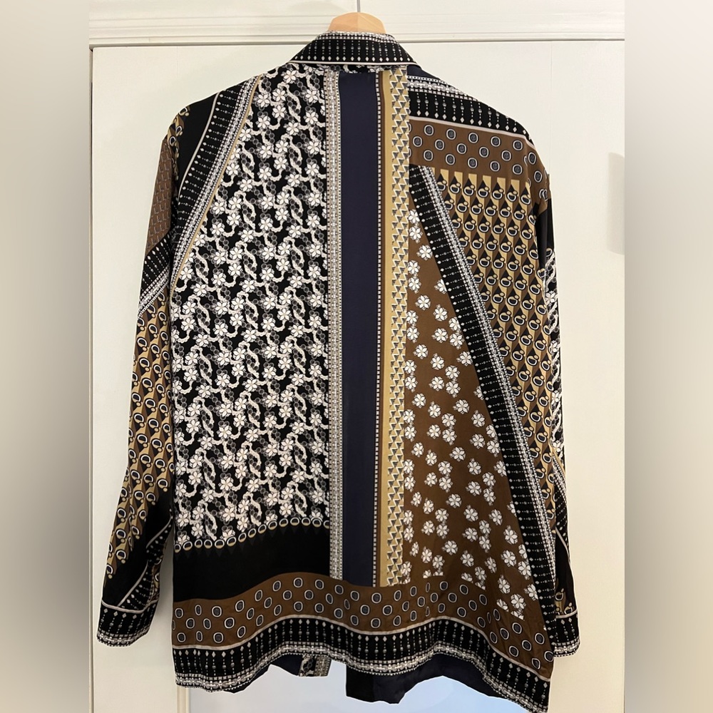 Lafayette 148 100% Silk pattern button down blouse fits like a women’s medium